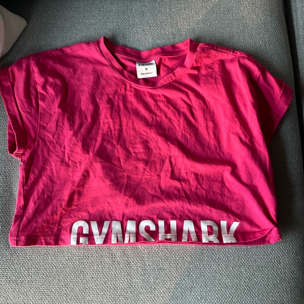 Cropped pink gym shark t shirt